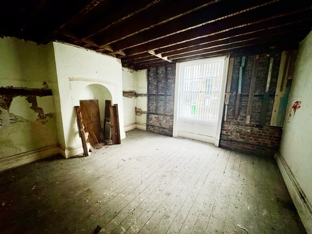 Lot: 60 - DOUBLE FRONTED PERIOD BUILDING IN CITY LOCATION - Ground floor room 1